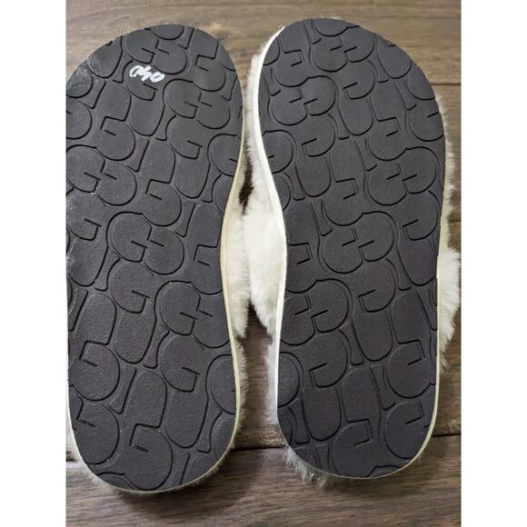 UGG australia Sz 5 White fuzzy Sherpa Shearling With bow thong slippers Sandals - Picture 5 of 5